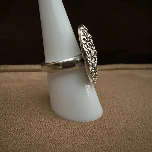 Ring- silver round disc accent ring. Size: 7 - Picture 6 of 7